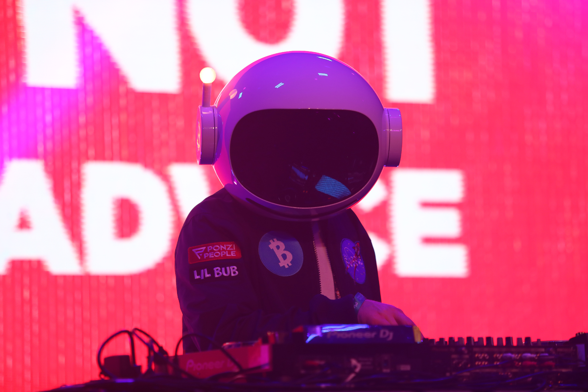 Lil Bubble - Bitcoin House DJ performing Michael Saylor remixes.